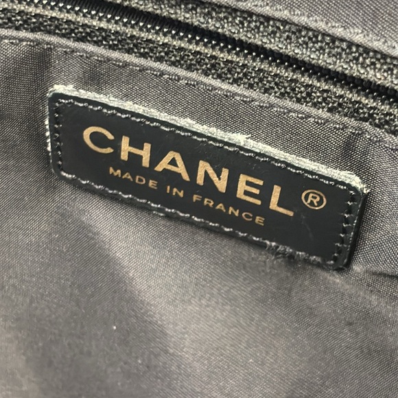 SOLD IN STORE CHANEL Travel Ligne Tote (2004-2005) - Picture 6 of 15